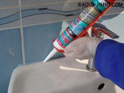 Силиконовый герметик водостойкий для ванной, как наносить. Типы герметиков и их особенности