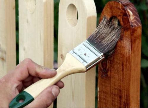 Чем красить дерево на улице надолго. Чем лучше покрасить забор из дерева: лаки, антисептики, пропитки