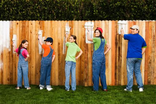 Чем красить дерево на улице надолго. Чем лучше покрасить забор из дерева: лаки, антисептики, пропитки