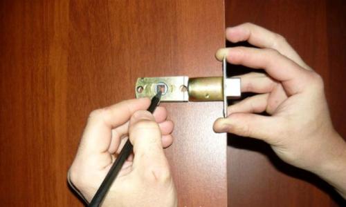 Как врезать замок в деревянную дверь. Применение фрезерного станка