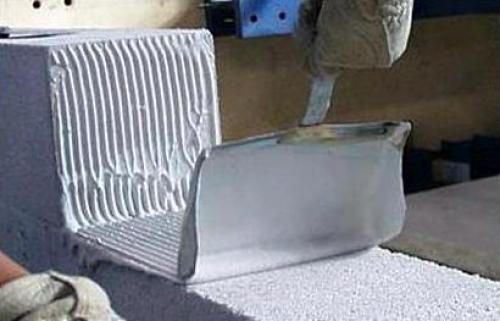 Сколько нужно клея для пеноблоков на 1 м3. Практическое применение клея в процессе возведения стен