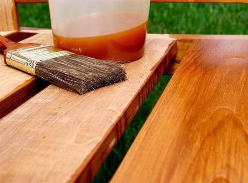 Чем красить дерево на улице надолго. Чем лучше покрасить забор из дерева: лаки, антисептики, пропитки