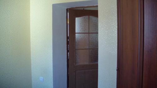 Как оштукатурить откосы входной двери гипсовой штукатуркой. Пошаговая технология оштукатуривания откосов двери, зачем это нужно