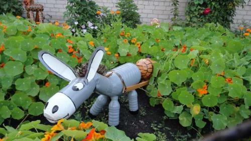 Дачные фигурки своими руками из пластиковых бутылок. Поделки из пластиковых бутылок: 135 фото вариантов использования пластика в украшении сада