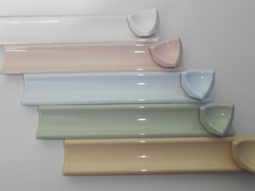 Бортик для ванной, чтобы вода не стекала на пол. Как установить бордюр на ванну и защититься от протечек