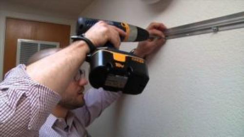 Как прикрепить зеркало к стене без рамки на обои. Как сделать отверстия под крепежи 04