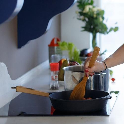 Какая посуда подходит для индукционных плит. Какую посуду можно использовать на индукционной плите? 08 Какая посуда подходит для индукционных плит. Какую посуду можно использовать на индукционной плите? 08