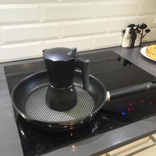 Какая посуда подходит для индукционных плит. Какую посуду можно использовать на индукционной плите? 07 Какая посуда подходит для индукционных плит. Какую посуду можно использовать на индукционной плите? 07