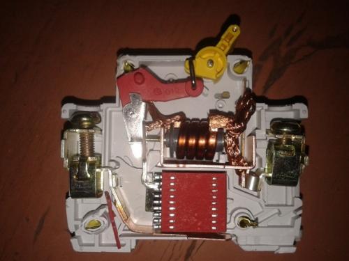 Как правильно соединить автоматы в щитке между собой. Подключение автоматов в щитке: вход сверху или снизу