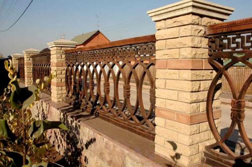 Как обеспечить равномерное распределение нагрузки при кладке кирпичных столбов. Виды конструкций