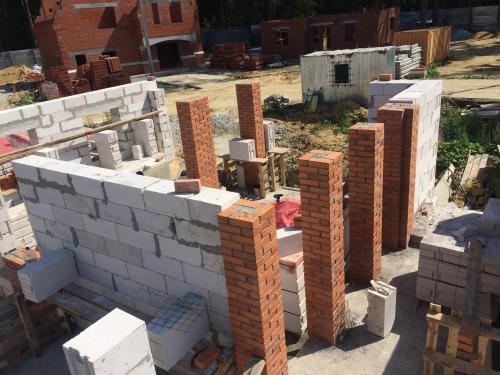 Как обеспечить равномерное распределение нагрузки при кладке кирпичных столбов. Виды конструкций