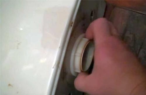 Подключение бачка унитаза. Снятие бачка