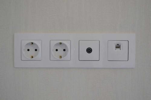 Розетка под интернет и телевизор. ТВ розетка – советы по выбору, схемы подключения и идеи по размещению (105 фото)