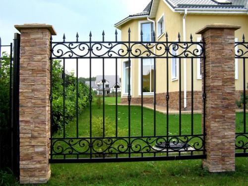 Кованые заборы для частного дома. Как изготавливаются металлоконструкции