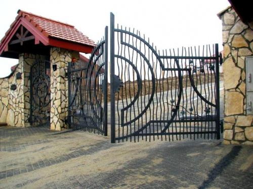 Кованые заборы для частного дома. Как изготавливаются металлоконструкции