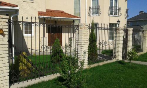 Кованые заборы для частного дома. Как изготавливаются металлоконструкции