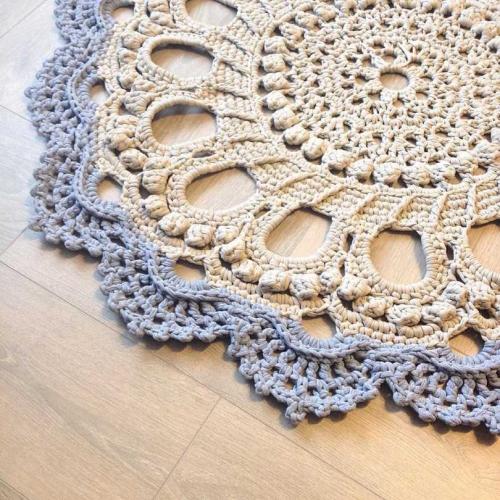 Коврики своими руками крючком оригинальные идеи для домашнего уюта. Как связать простые и красивые круглые коврики: фото + видео мастер класс для тех, кому интересно вязание крючком ковриков