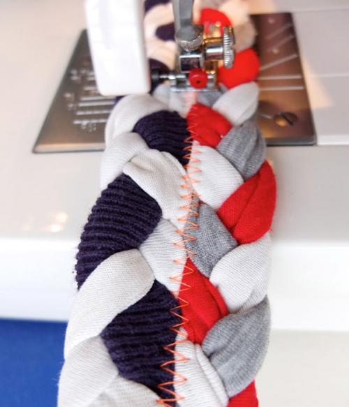 Коврик крючком из старых вещей пошаговая инструкция. Овальный ковёр из кос, сплетённых из футболок