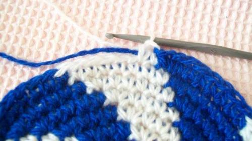 Коврики своими руками крючком оригинальные идеи для домашнего уюта. Как связать простые и красивые круглые коврики: фото + видео мастер класс для тех, кому интересно вязание крючком ковриков