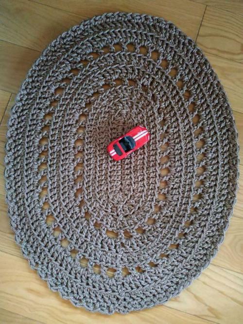 Коврики своими руками крючком оригинальные идеи для домашнего уюта. Как связать простые и красивые круглые коврики: фото + видео мастер класс для тех, кому интересно вязание крючком ковриков