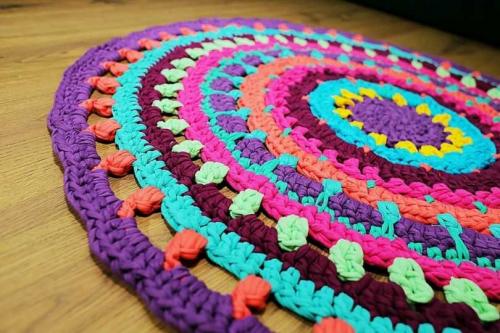 Коврики своими руками крючком оригинальные идеи для домашнего уюта. Как связать простые и красивые круглые коврики: фото + видео мастер класс для тех, кому интересно вязание крючком ковриков