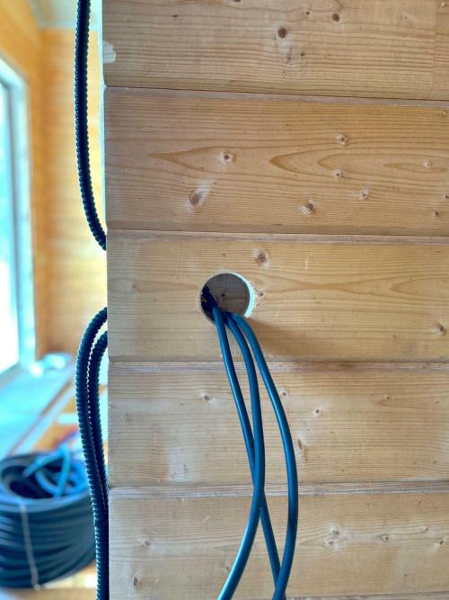 Безопасное и эффективное монтажирование электропроводки в деревянном доме 01