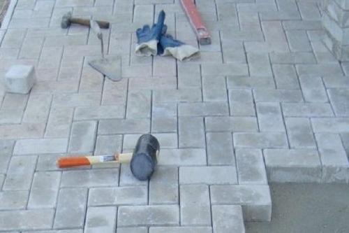 Устройство пола в гараже из тротуарной плитки. Основное преимущество