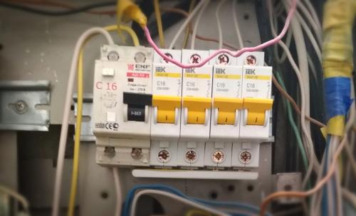 Как соединяются провода в распределительной коробке. Соединение проводов в распредкоробках: правила, обязательные для исполнения 06 Как соединяются провода в распределительной коробке. Соединение проводов в распредкоробках: правила, обязательные для исполнения 06