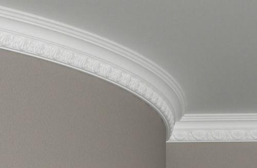 Как правильно клеить потолочные плинтуса на обои или на стену. Как наклеить плинтус на радиус или изгиб?