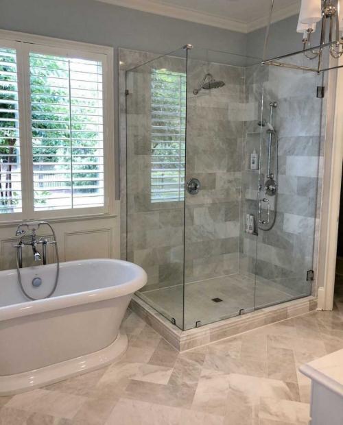 Новые материалы для отделки стен в ванной. Керамическая плитка остаётся в фаворитах