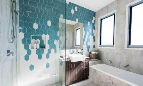 Новые материалы для отделки стен в ванной. Керамическая плитка остаётся в фаворитах