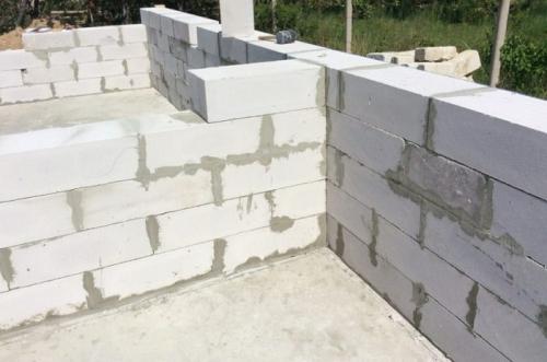 Газобетонные блоки для перегородок. Достоинства и недостатки постройки перегородки из газобетонных блоков 01