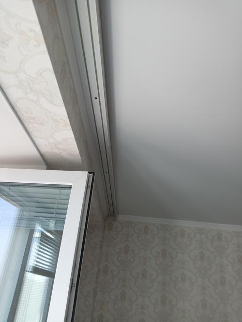 Как закрепить карниз на натяжном потолке, если он слишком тяжелый. Установка карниза если нет закладной