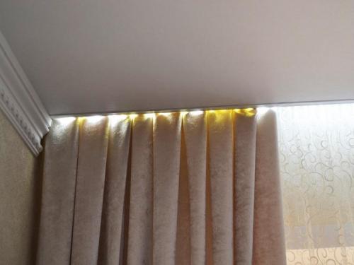 Как правильно измерить и разрезать карниз для натяжного потолка. Что такое потолочный карниз под натяжной потолок