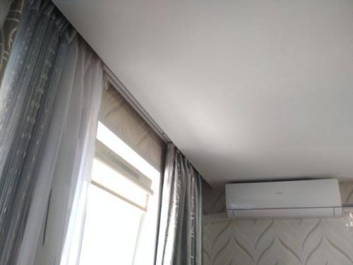 Закрепление потолочного карниза на натяжном потолке: проверенные методы 01