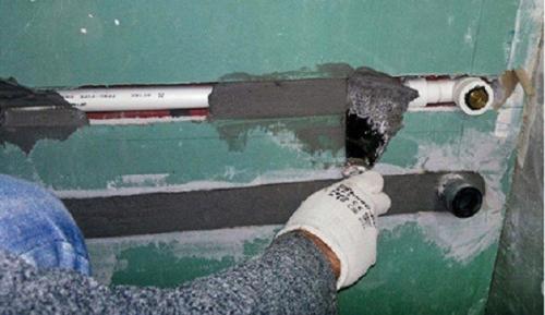 Как закрыть трубы в ванной. Скрытие в стене