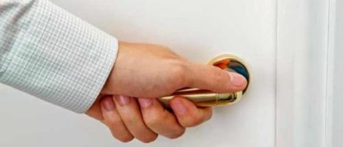 Как открыть замок межкомнатной двери без ключа с круглой ручкой. Как быстро открыть замок межкомнатной двери без ключа, если она захлопнулась