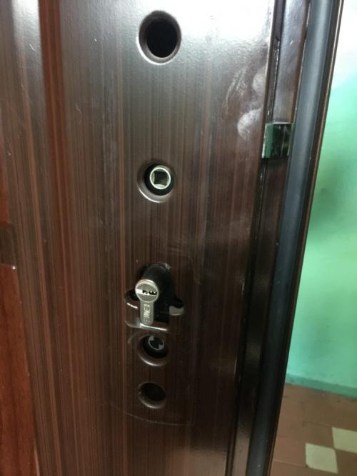 Сменить замок на железной двери. Инструменты и подготовка