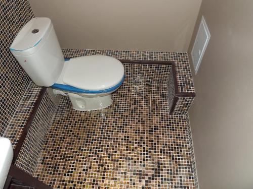 Чем отделать стены в туалете кроме плитки и пластика. Кафельная плитка