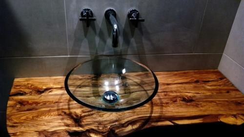 Столешница в ванную под раковину. Использование деревянных столешниц для ванных комнат — породы дерева и шпона