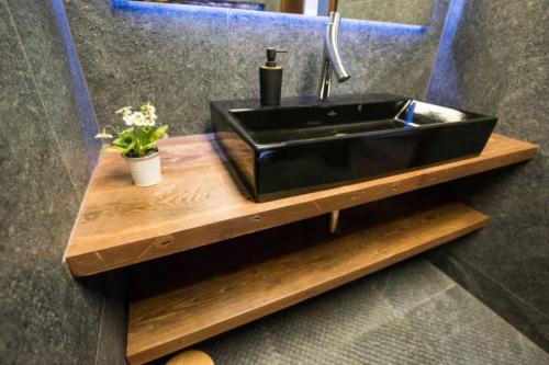 Столешница в ванную под раковину. Использование деревянных столешниц для ванных комнат — породы дерева и шпона