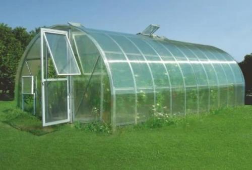 Как обеспечить достаточное освещение для растений в каркасной теплице из поликарбоната. Когда и сколько времени нужно освещать растения