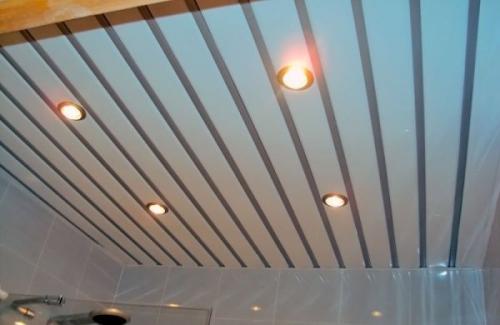 Подвесной алюминиевый реечный потолок недостатки гнется деформация. Какие ошибки приводят к появлению щелей в реечном потолке