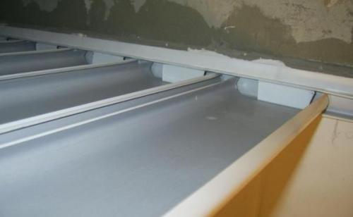 Подвесной алюминиевый реечный потолок недостатки гнется деформация. Какие ошибки приводят к появлению щелей в реечном потолке