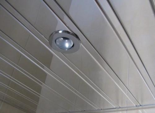 Подвесной алюминиевый реечный потолок недостатки гнется деформация. Какие ошибки приводят к появлению щелей в реечном потолке