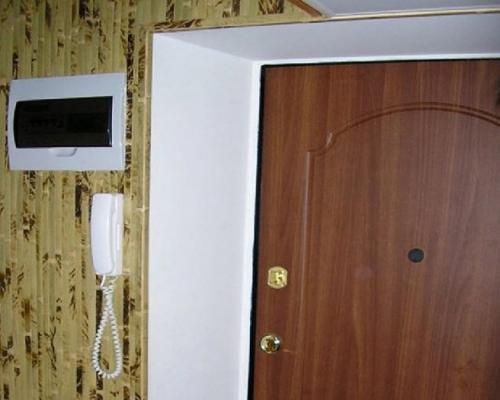 Как облагородить входную дверь изнутри своими руками. Варианты отделки откосов входной двери своими руками