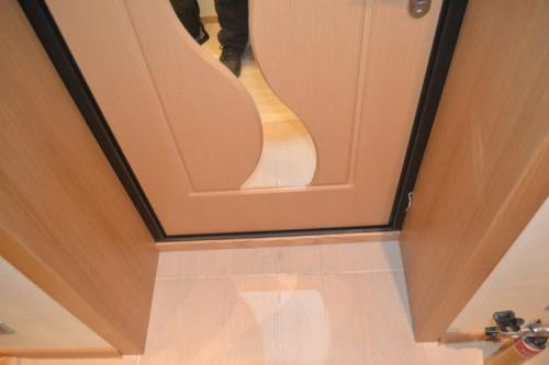 Как облагородить входную дверь изнутри своими руками. Варианты отделки откосов входной двери своими руками