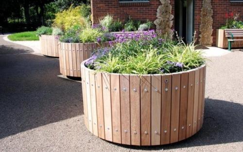 Уличные вазоны для цветов своими руками из бросового материала. Из дерева