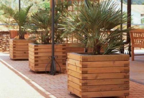 Уличные вазоны для цветов своими руками из бросового материала. Из дерева