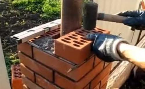 Как правильно выровнять столб из кирпича для забора. Кладка заборных столбов: технологии